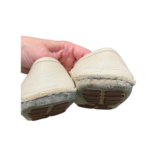 Gucci White and Gold Loafers with Timeless Elegance - Picture 6 of 10